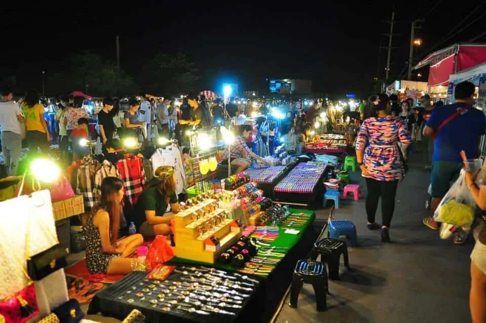 ตลาดนัดเลียบด่วน รามอินทรา