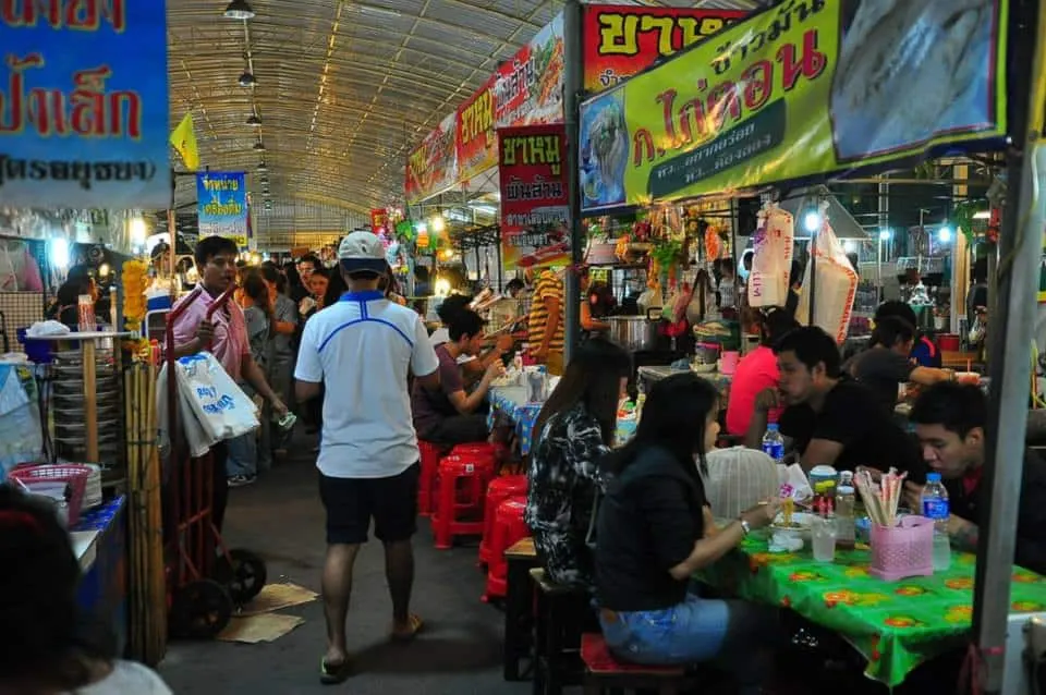 ตลาดนัดเลียบด่วน รามอินทรา