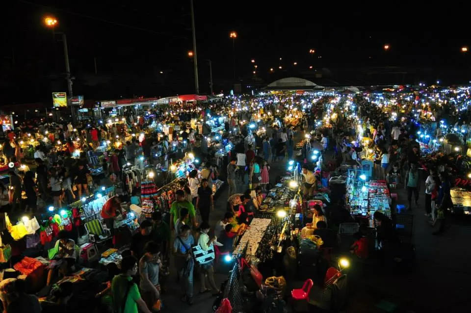 ตลาดนัดเลียบด่วน รามอินทรา