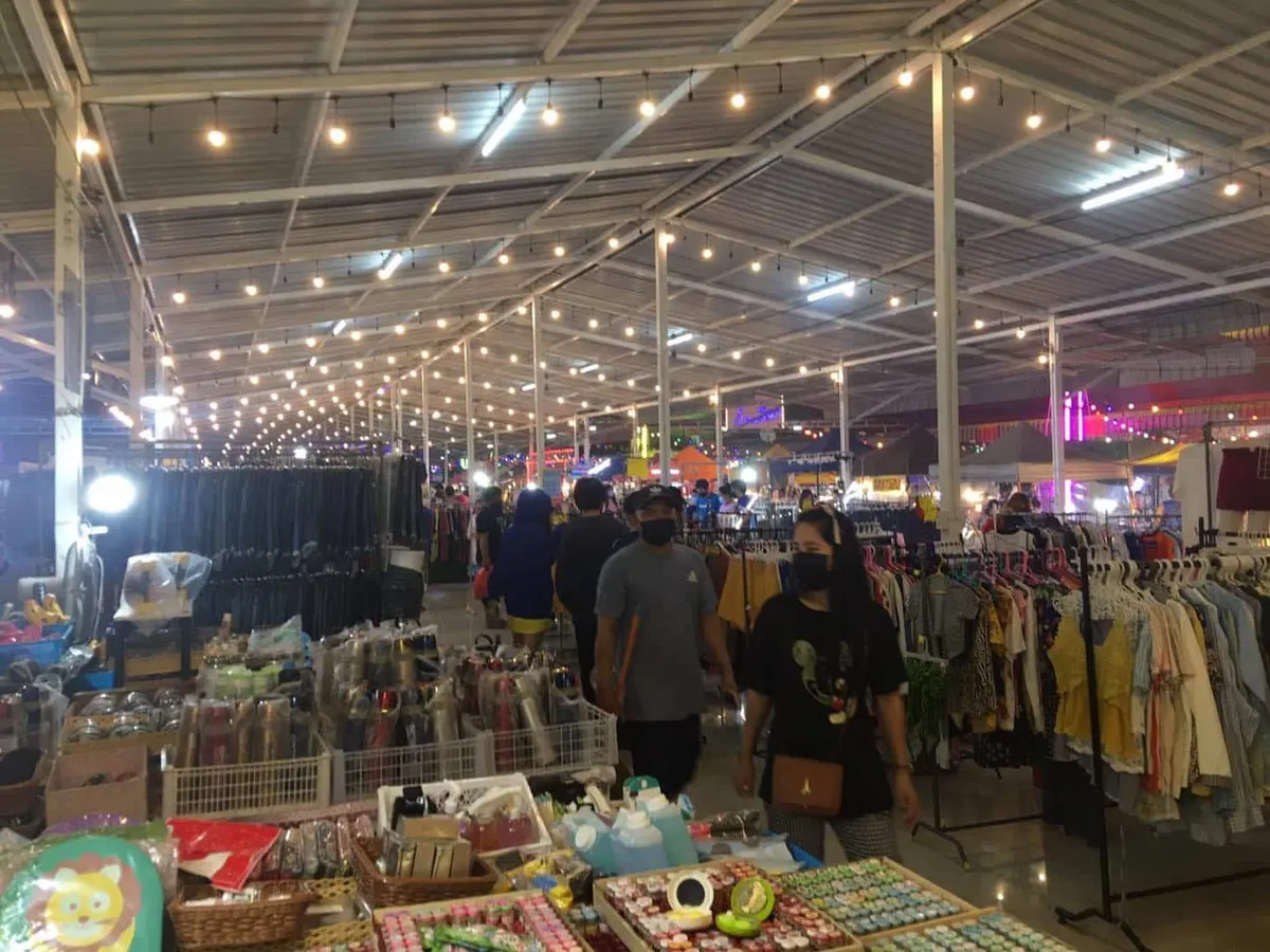 ถนนคนเดินอ้อมใหญ่ปาร์ค