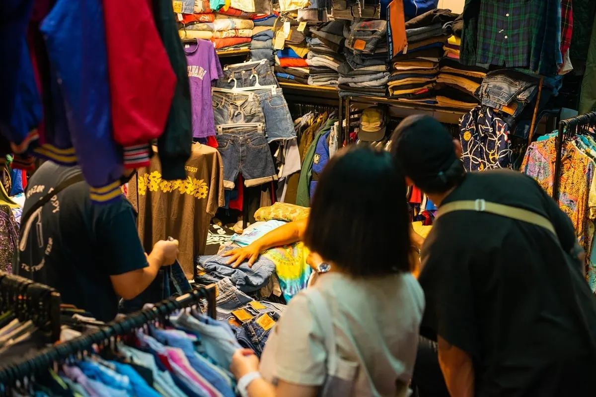โซนเสื้อผ้า ตึกแดง จตุจักร
