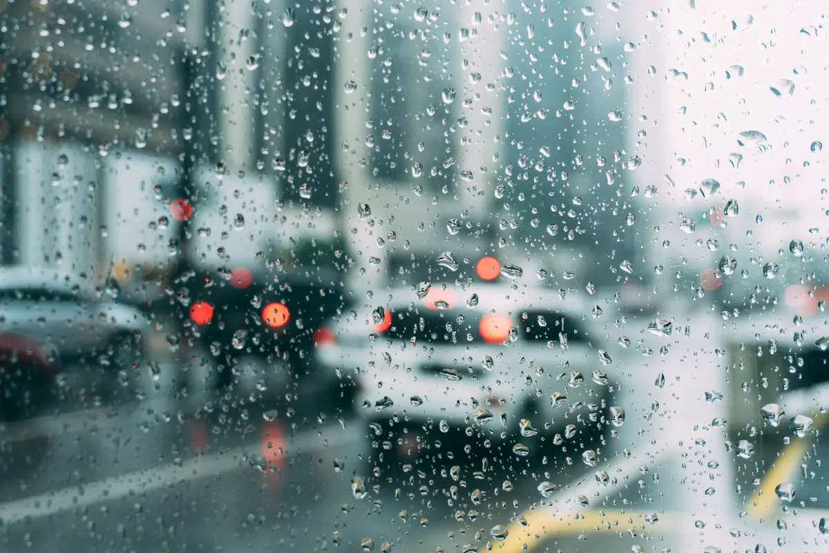 สภาพอากาศเลวร้าย ฝนตก ในรถ