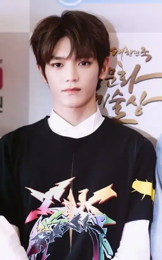 Simple 4/6 Parted Hairstyle
