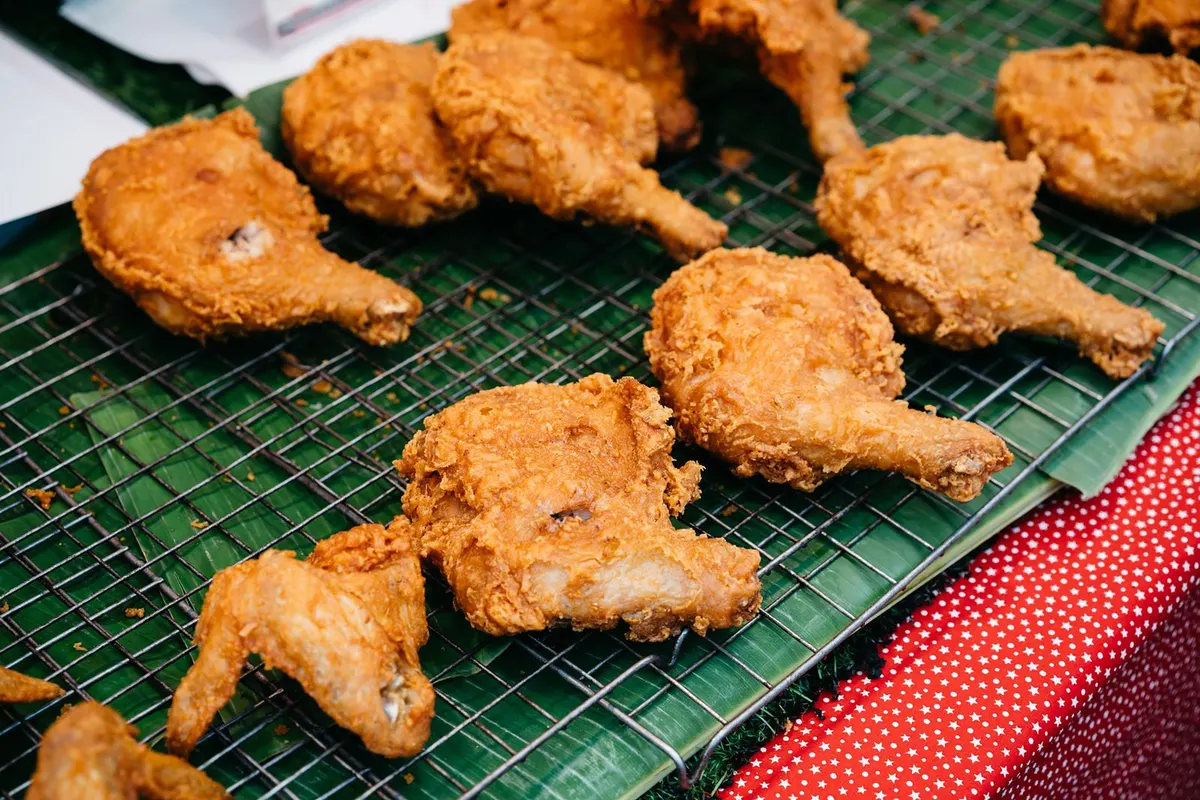 ไก่ทอดหาดใหญ่หนังกรอบเสิร์ฟพร้อมข้าวเหนียว