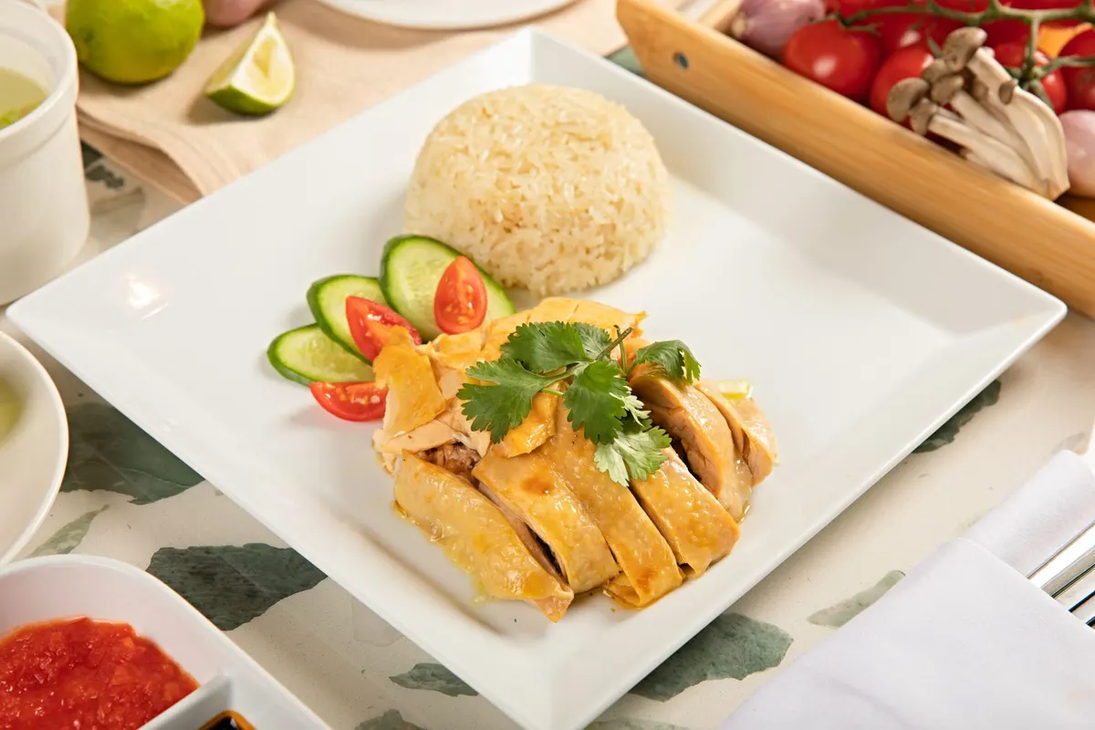ข้าวมันไก่สับพร้อมน้ำจิ้มเสิร์ฟจาน