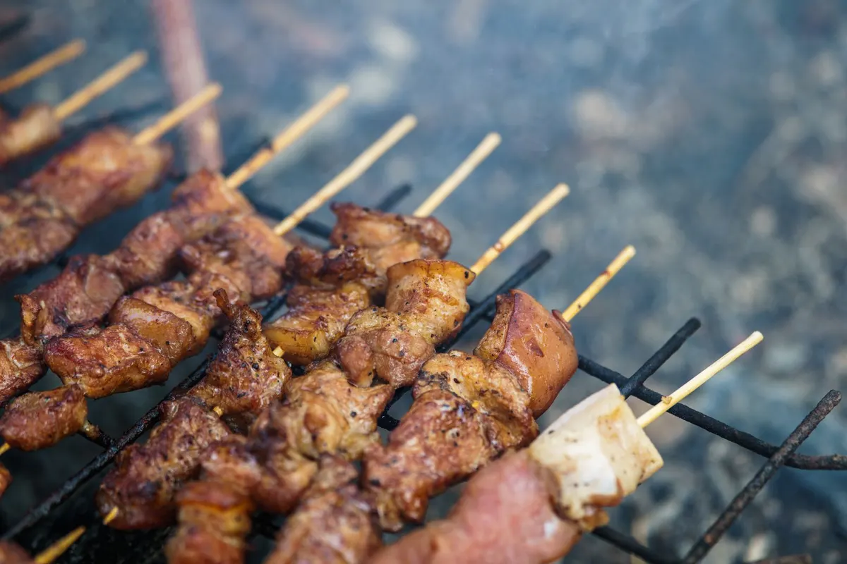 หมูปิ้งย่างบนเตาถ่านสีสวย
