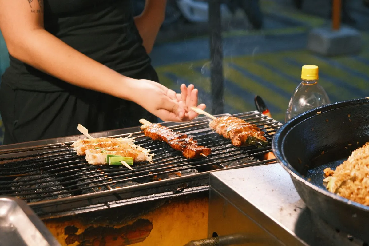แผงขายหมูปิ้งในตลาดนัด